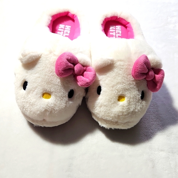NWOT Hello Kitty Slippers Womensn 9-10 - Picture 1 of 4